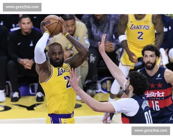湖人对决热火攻防拉锯巨星发挥左右胜负走势全场胶着末节定乾坤